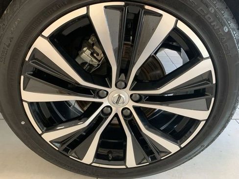 Certified 2025 Volvo XC60 B5 Plus image 6