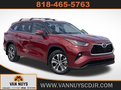 Used 2022 Toyota Highlander XLE AWD/4WD image 1