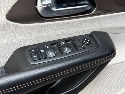 Used 2019 Chrysler Pacifica Touring-L FWD image 11