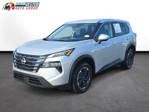 Used 2024 Nissan Rogue SV image 2