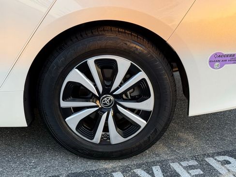 Used 2019 Toyota Prius Prime Plus image 10