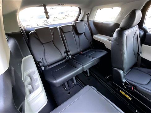 Used 2024 Kia Carnival EX FWD image 27