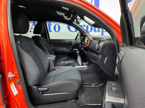 Used 2017 Toyota Tacoma TRD Sport image 9