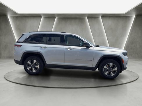Used 2023 Jeep Grand Cherokee 4WD 4xe image 8