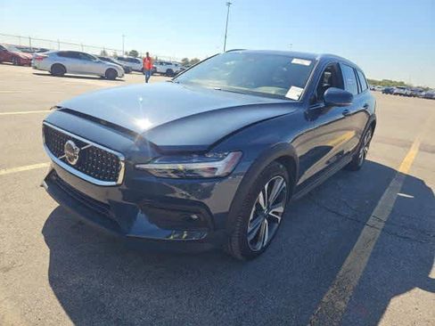 Used 2025 Volvo V60 B5 Cross Country Plus image 10