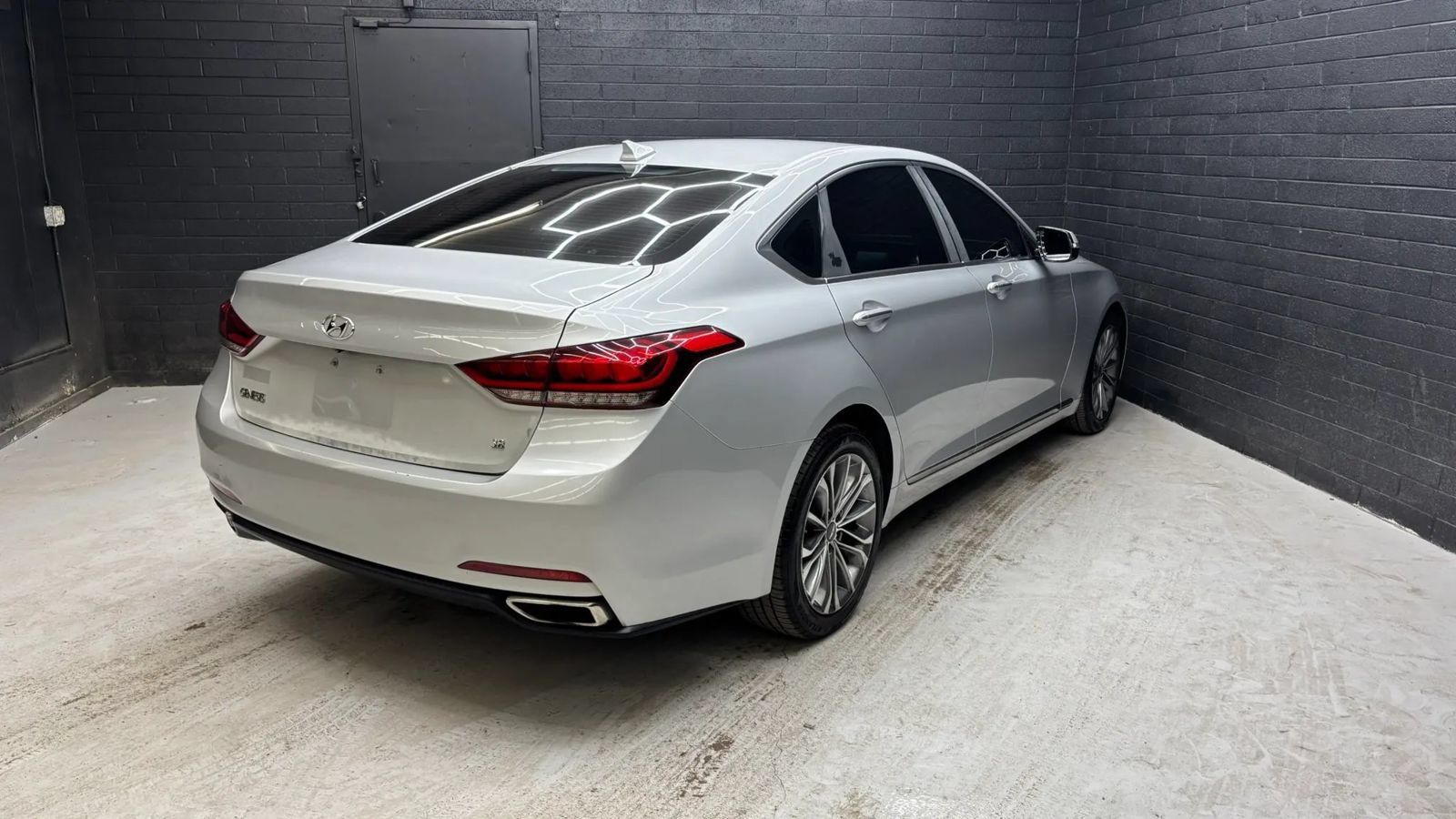 Used 2015 Hyundai Genesis 3.8 RWD image 4