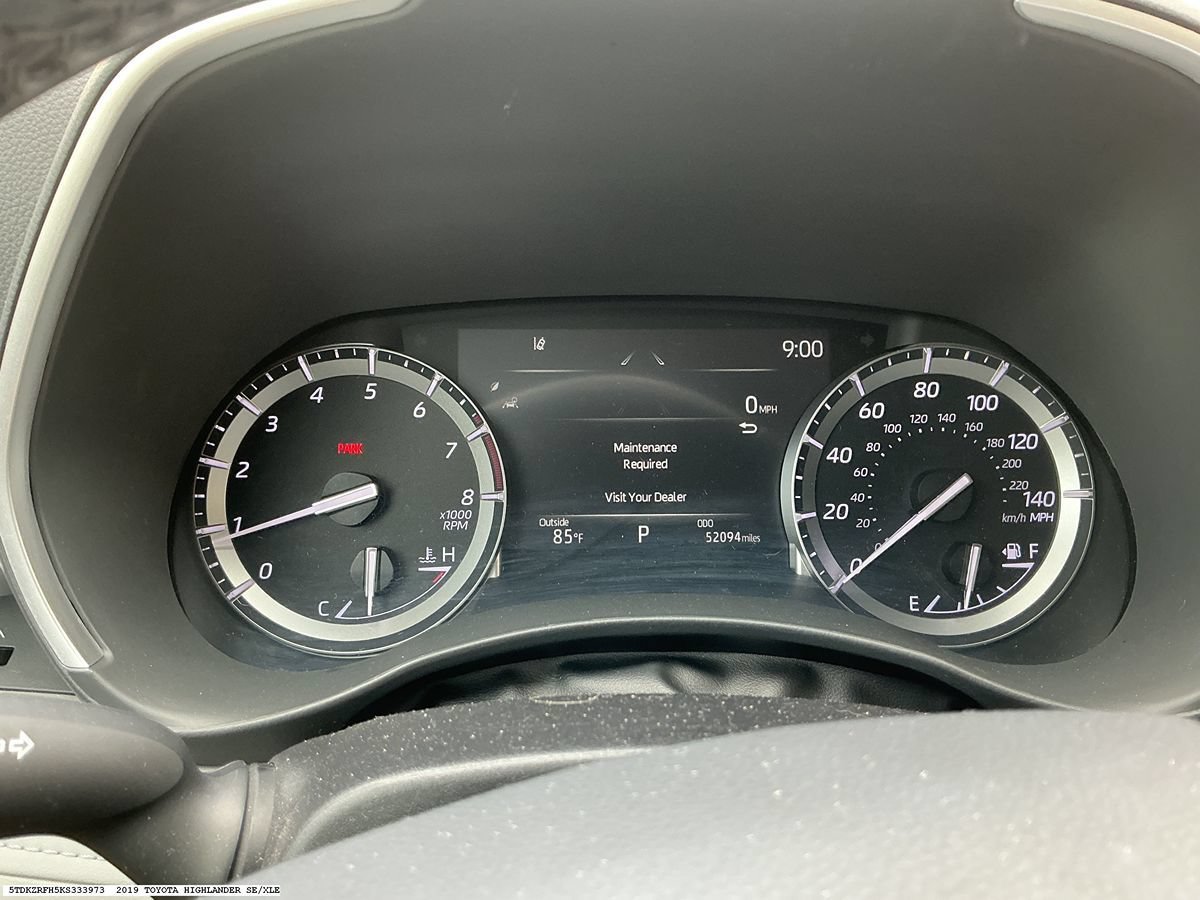 Used 2021 Toyota Highlander XLE AWD/4WD image 8
