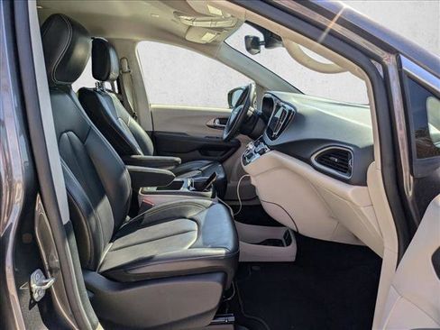 Used 2023 Chrysler Pacifica Touring-L image 22