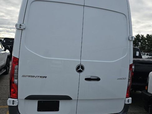Used 2023 Mercedes-Benz Sprinter 2500 image 10