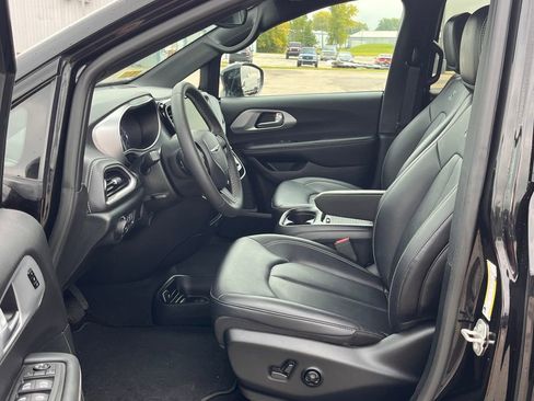 Used 2024 Chrysler Pacifica Touring-L w/ S Appearance Package image 17