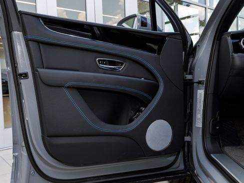 Used 2024 Bentley Bentayga image 20