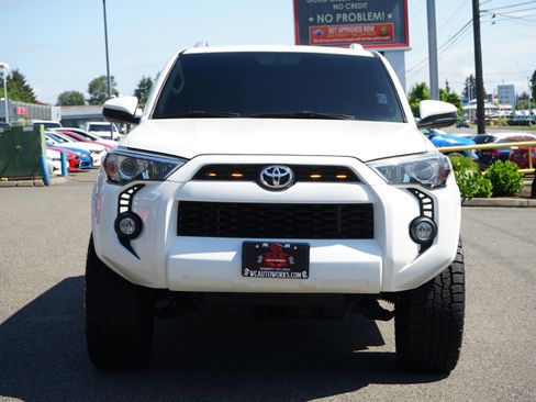 Used 2018 Toyota 4Runner SR5 AWD/4WD image 7