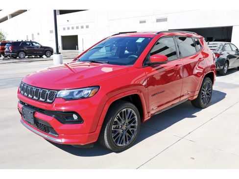 Used 2023 Jeep Compass Limited image 3