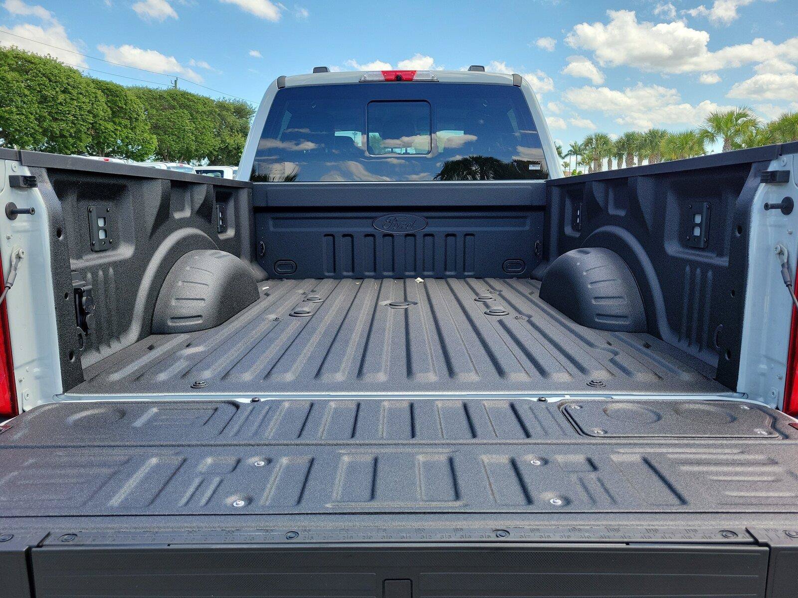 New 2026 Ford F250 Lariat w/ Black Appearance Package AWD/4WD image 9