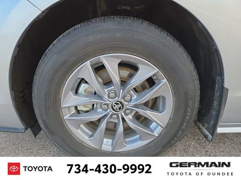 Used 2025 Toyota Sienna XLE image 12