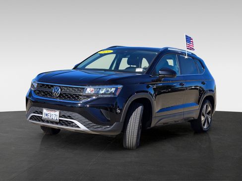 Used 2024 Volkswagen Taos SE w/ Panoramic Sunroof Package image 8