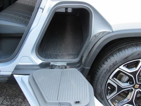 Used 2022 Rivian R1T Launch Edition image 18