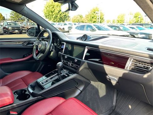 Used 2022 Porsche Macan image 41