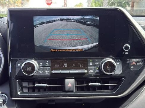 Used 2023 Toyota Highlander XLE FWD image 25