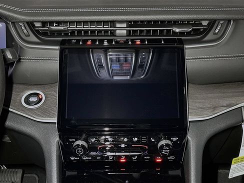 New 2025 Jeep Grand Cherokee Limited w/ Luxury Tech Group II AWD/4WD image 8