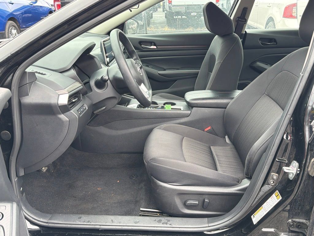Used 2025 Nissan Altima 2.5 SV FWD image 13