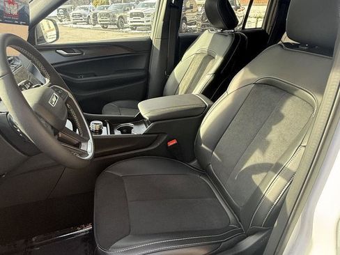 New 2025 Jeep Grand Cherokee Altitude image 9