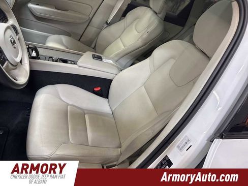 Used 2024 Volvo XC60 B5 Plus image 12