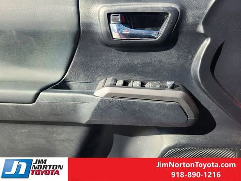 Used 2018 Toyota Tacoma TRD Sport image 25