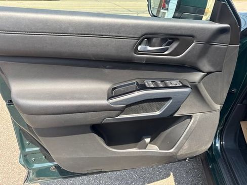 Used 2025 Nissan Pathfinder SL AWD/4WD image 14