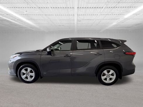 Used 2023 Toyota Highlander LE AWD/4WD image 2