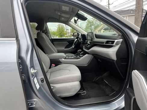 Used 2022 Toyota Highlander LE AWD/4WD image 32