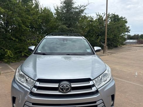 Used 2017 Toyota Highlander XLE FWD image 2