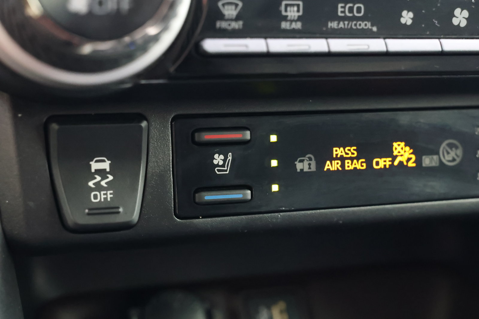 Used 2025 Toyota RAV4 Limited w/ Advanced Technology Package FWD image 4