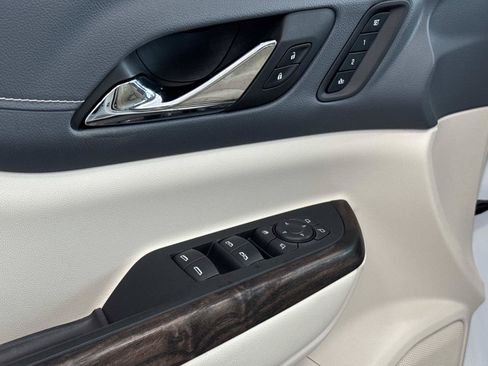 Used 2023 GMC Acadia Denali w/ Denali Technology Package FWD image 11