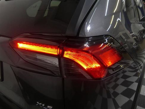 Used 2019 Toyota RAV4 XLE Premium image 14