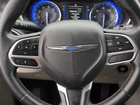 Used 2017 Chrysler Pacifica Touring-L FWD image 23