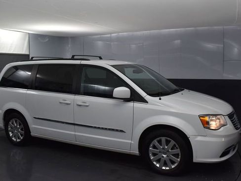 Used 2015 Chrysler Town & Country Touring FWD image 1