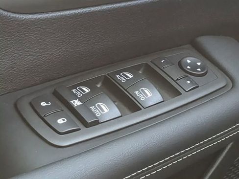 New 2025 Chrysler Pacifica Select image 24