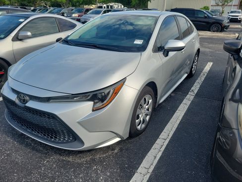 Used 2021 Toyota Corolla LE FWD image 3