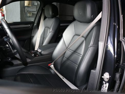 Used 2022 Porsche Cayenne Platinum Edition AWD/4WD image 27