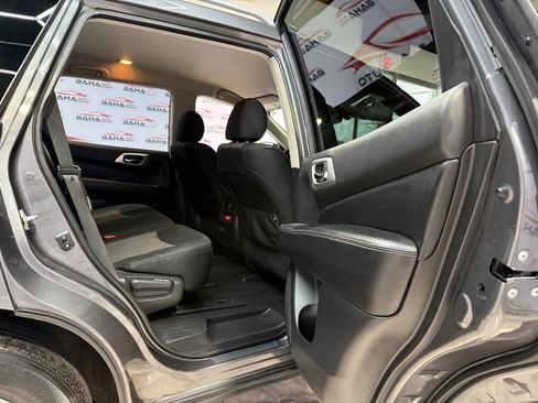 Used 2019 Nissan Pathfinder SV image 39