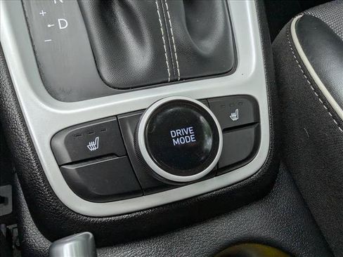 Certified 2025 Hyundai Venue Limited FWD image 35