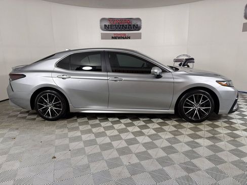 Used 2023 Toyota Camry SE image 2