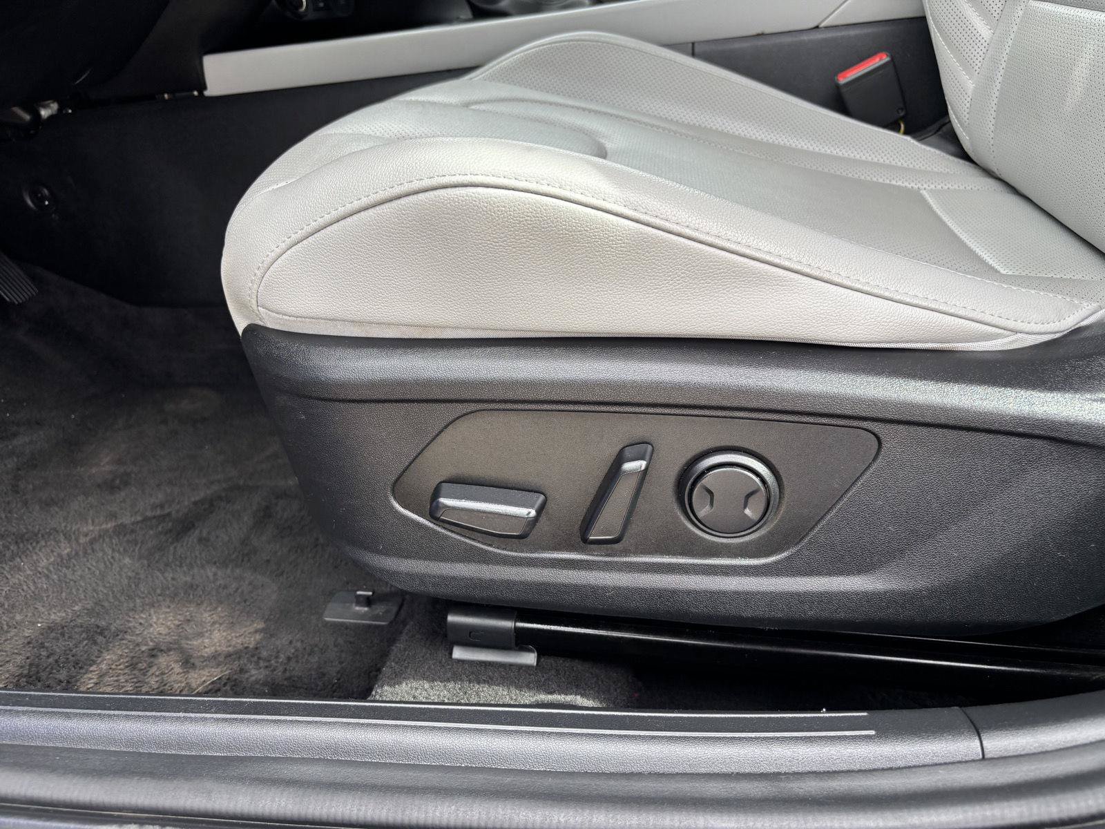 Used 2025 Hyundai Elantra Limited FWD image 16