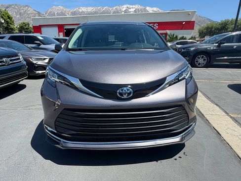 Used 2023 Toyota Sienna XLE AWD/4WD image 9