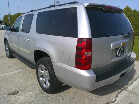 Used 2013 Chevrolet Suburban LT image 3