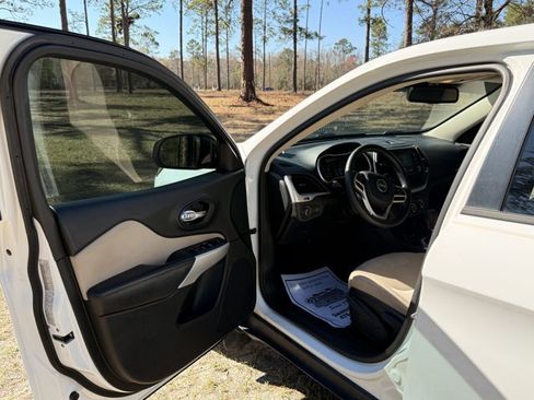 Used 2017 Jeep Cherokee Sport image 12