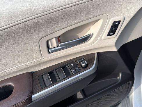 Used 2023 Toyota Sienna Platinum FWD image 34