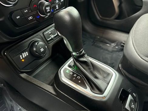 Used 2023 Jeep Renegade Latitude image 26