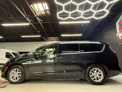 Used 2023 Chrysler Pacifica Touring-L image 17